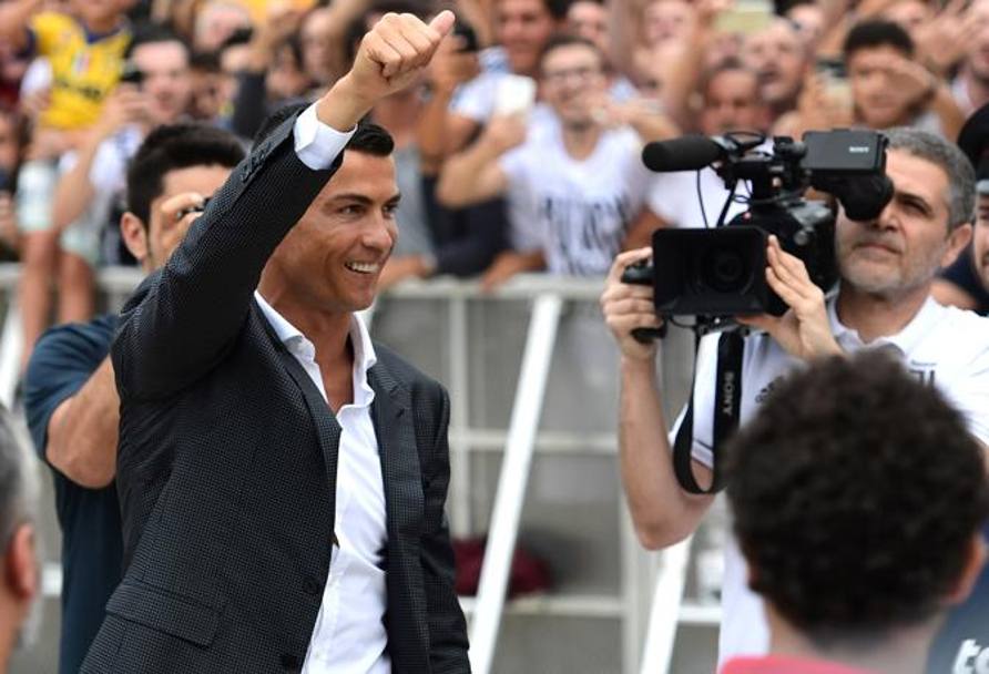 Ronaldo saluta i tifosi presenti a Verona. AFP